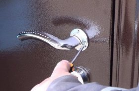Замена дверной ручки металлической двери в Мценске