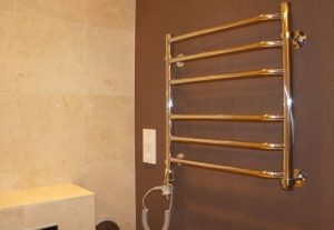 Установка электрического полотенцесушителя в ванной в Мценске
