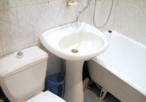 Установка раковины тюльпан в ванной в Мценске
