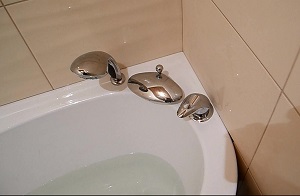 Установка смесителя на ванну в Мценске